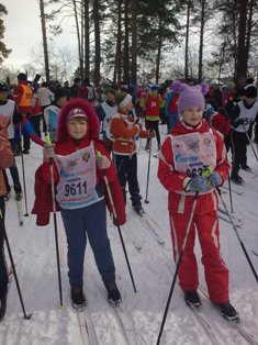 Настя и Лена на лыжах.jpg