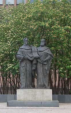 Памятник Кириллу и Мефодию в Мурманске.jpg