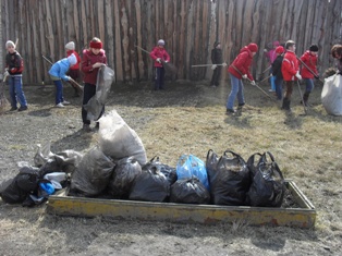 Дети собирают мусор.JPG