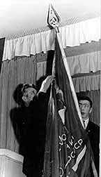 2 секретарь Горьковского обкома Горев прикрепляет орден на знамя педучилища 1966г.jpg