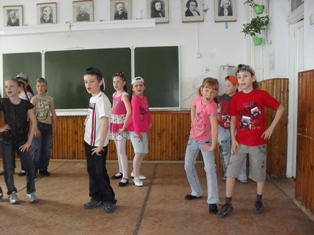 Дети поют и танцуют.JPG