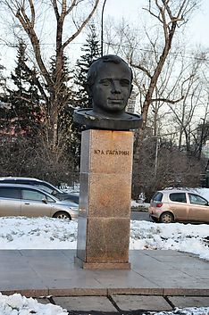 Звёздочки Рудовской школы памятник Гагарину.jpg