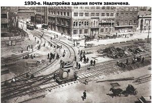 Свердловск 1930-й угол Ленина-Толмачева, надстройка здания почти закончена.jpg