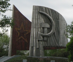 Монумент посвящён трудовому и ратному подвигу автозаводцев в годы Великой Отечественной войны