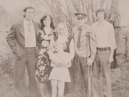 Иван Алесандрович (второй справа со своей семьей)