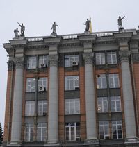 Екатеринбург здание администрации скульптуры фасад 2017.JPG
