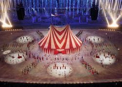 Красочное цирковое представление на закрытии Олимпиады в Сочи.jpg