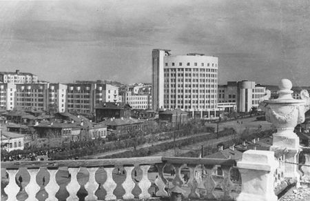Вид на "Городок чекистов" с балкона "Оперного театра"