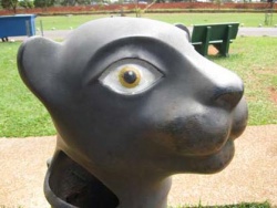 Скульптура пантеры в бразильском зоопарке
