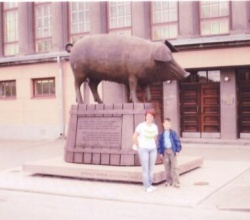Памятник свинье