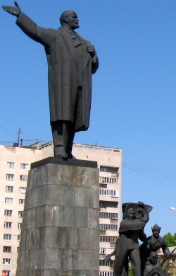 Памятник расположен на главной площади Н.Новгорода. Здесь проходят демонстрации 1 мая и 7 ноября.