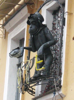 Скульптура обезьянка в нижновг.2.JPG