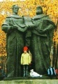 Самедова Сара у памятника Кириллу и Мефодию (Мурманск).jpg