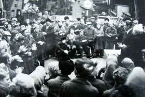 Щёлоков Василий Николаевич выступает перед рабочими завода "Прогресс"