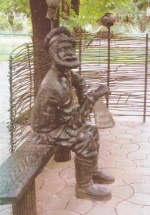 Скульптура Щукарь в парке города Белая Калитва.jpg