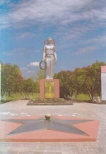 Скульптура женщины на высоте Атаева в городе Белая Калитва.jpg