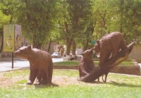 Скульптура три медведя в городе Белая Калитва Ростовской области.jpg
