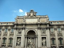 Фасад палаццо Поли, примыкающий к фонтану Треви